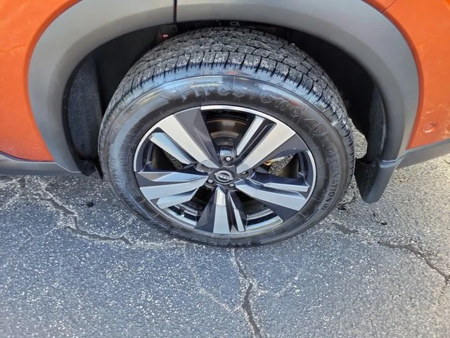 Used 2022 Orange Nissan Platinum image 6