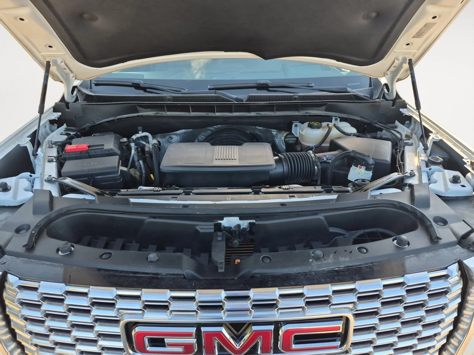 Used 2023 White Frost Tricoat GMC Denali image 32
