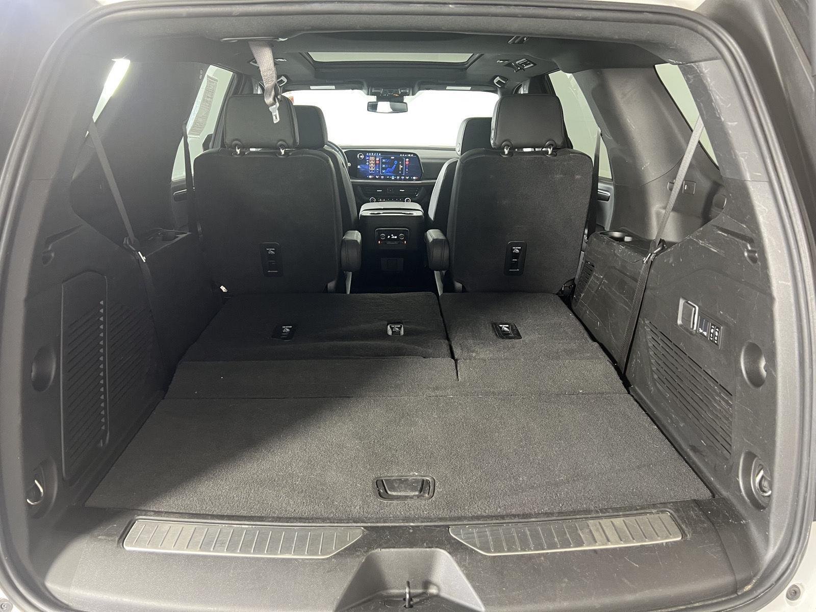 Used 2025 Pearl Chevrolet RST image 25
