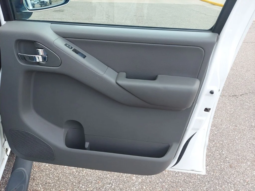 Used 2011 White Nissan SL image 32