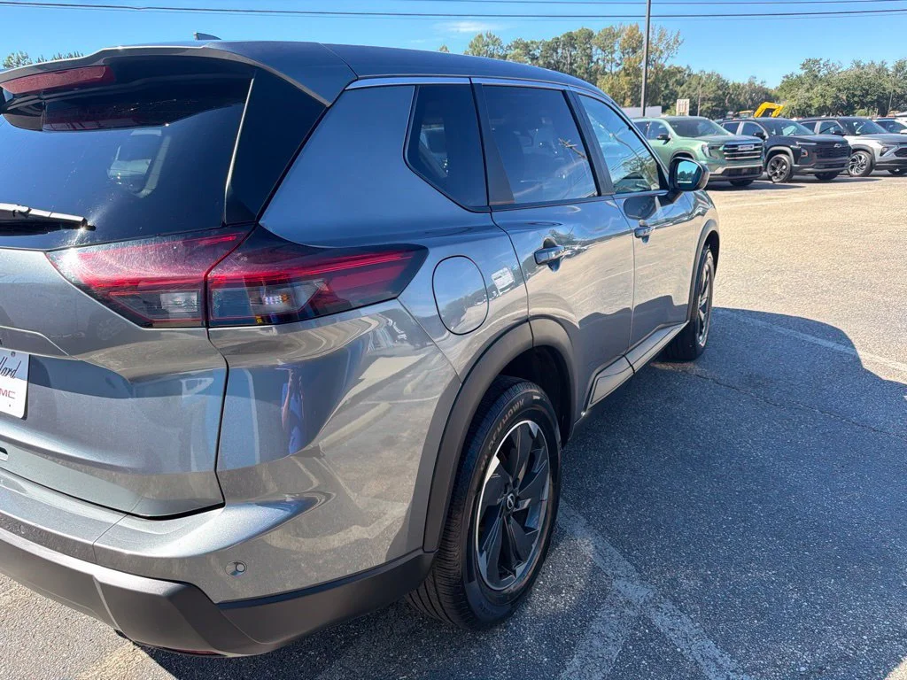 Used 2025 Gray Nissan SV image 5