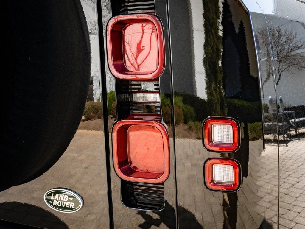 Used 2023 Black Land Rover X-Dynamic SE image 9