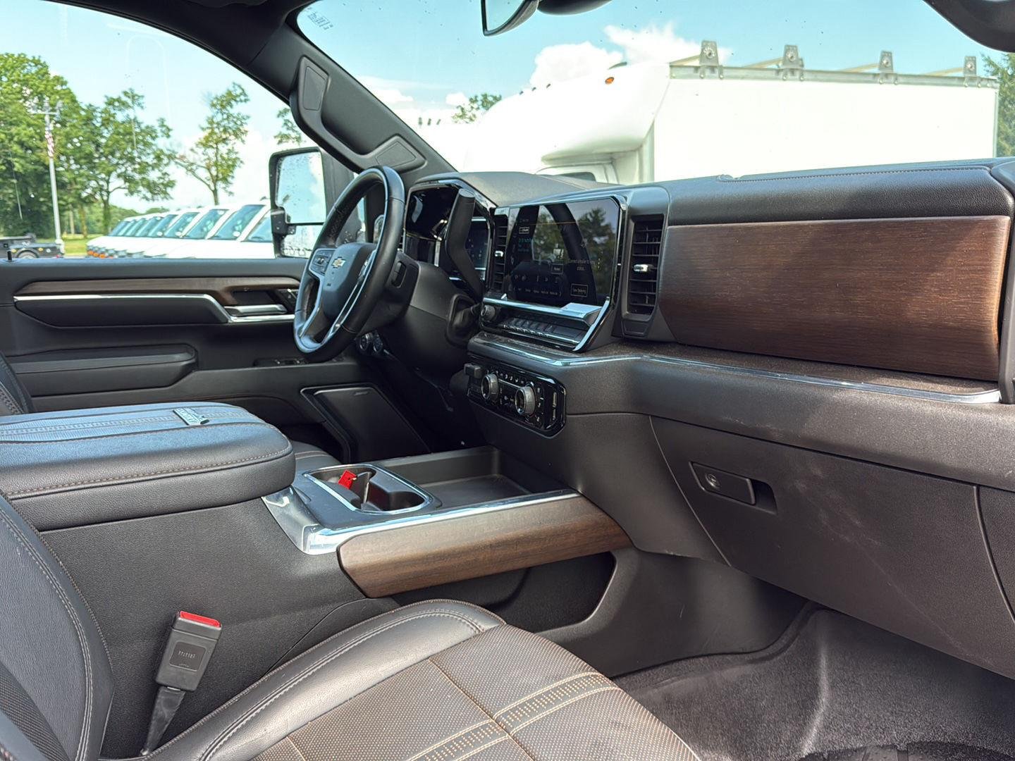 Used 2024 Summit White Chevrolet High Country image 11