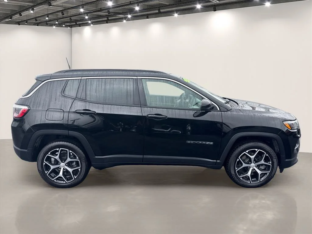 Used 2024 Diamond Black Crystal Pearlcoat Jeep Limited image 8