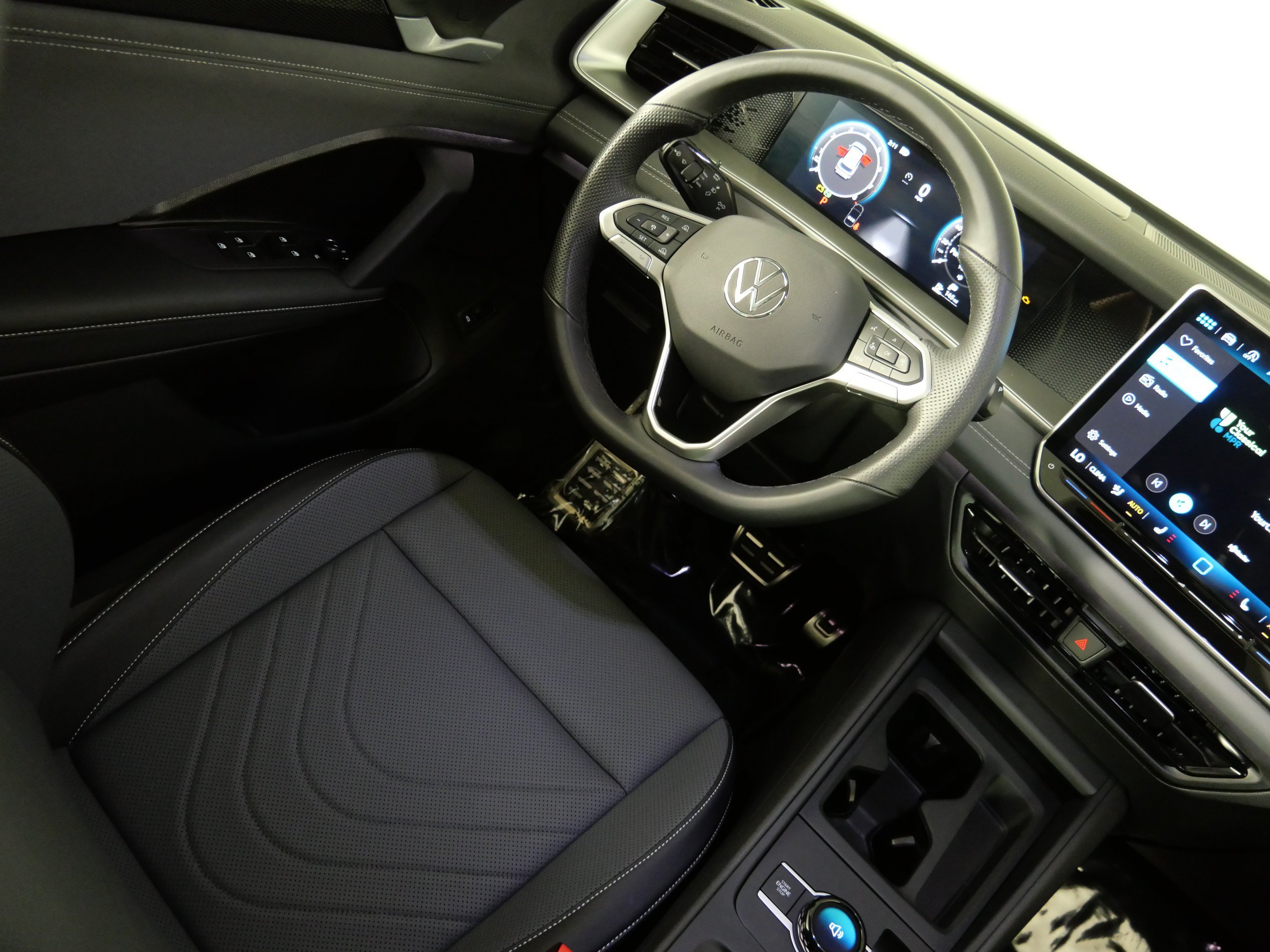 Used 2025 Sandstone Volkswagen SE R-Line Black image 9
