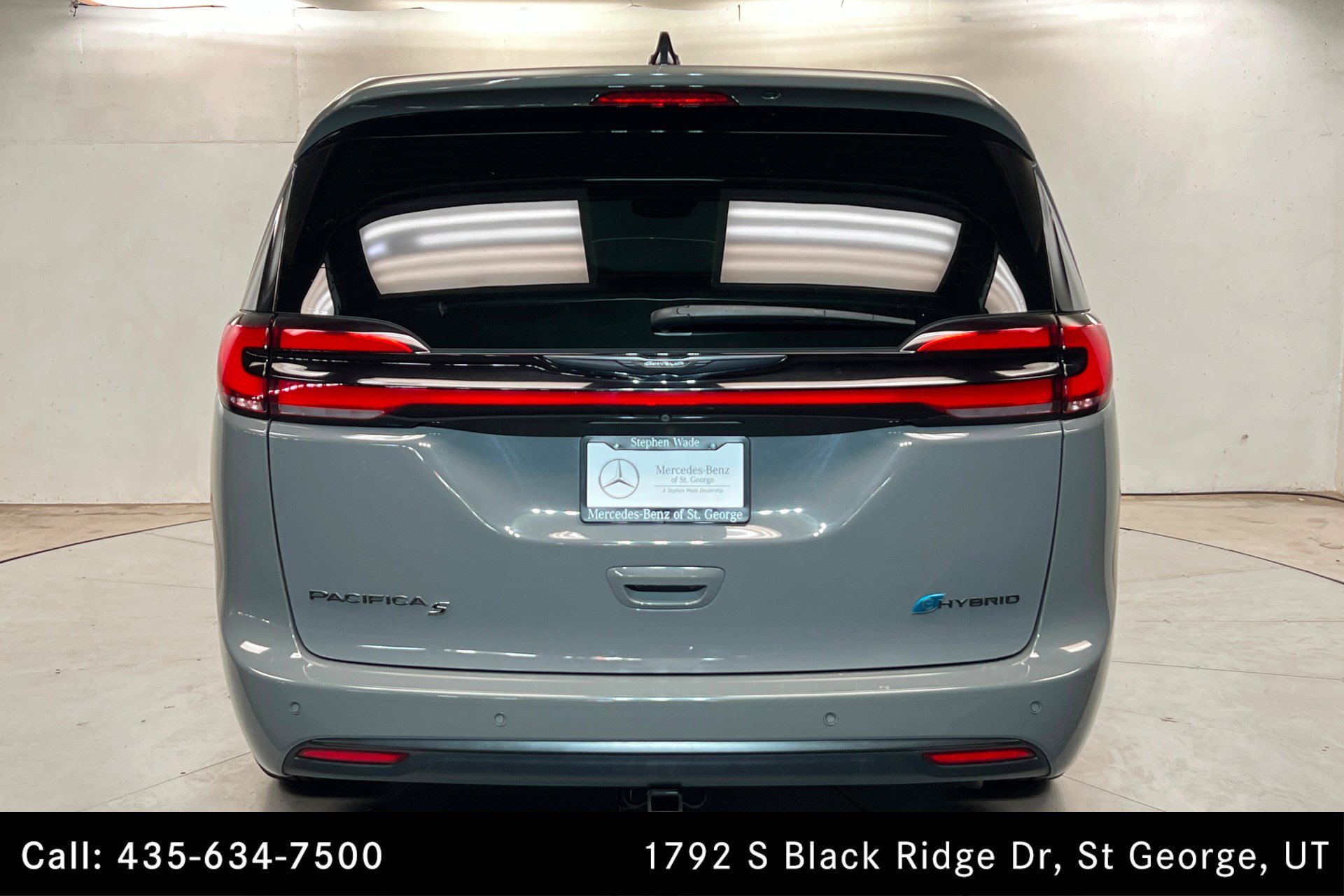 Used 2023 Ceramic Gray Clearcoat Chrysler Hybrid Limited image 5