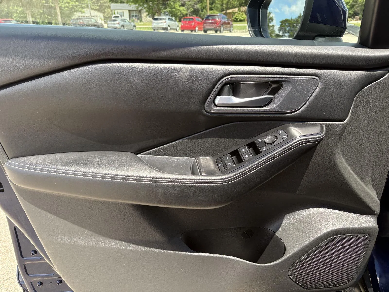 Used 2025 Deep Ocean Blue Pearl Nissan SV image 29