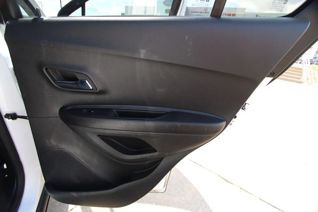 Used 2022 White Chevrolet LS image 33