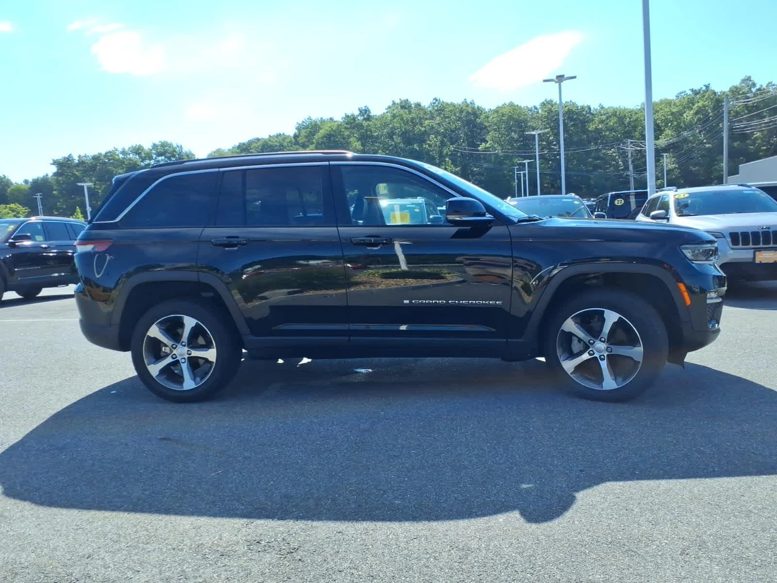 Certified Used 2023 Diamond Black Crystal Pearlcoat Jeep Limited image 6