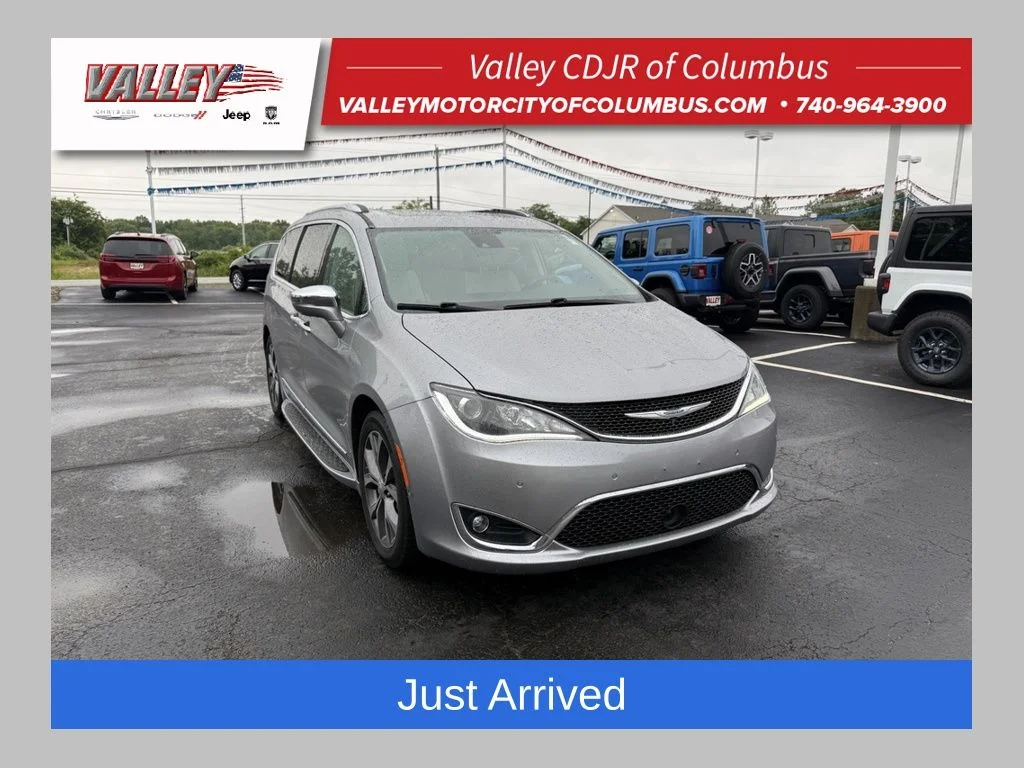 2017 Chrysler Pacifica Limited's photo