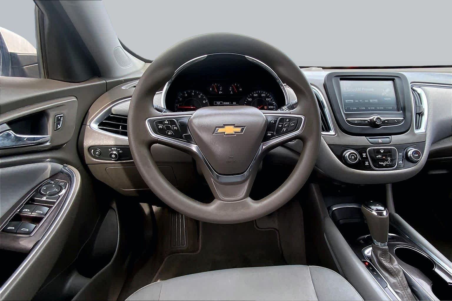 Used 2018 Summit White Chevrolet LT image 6
