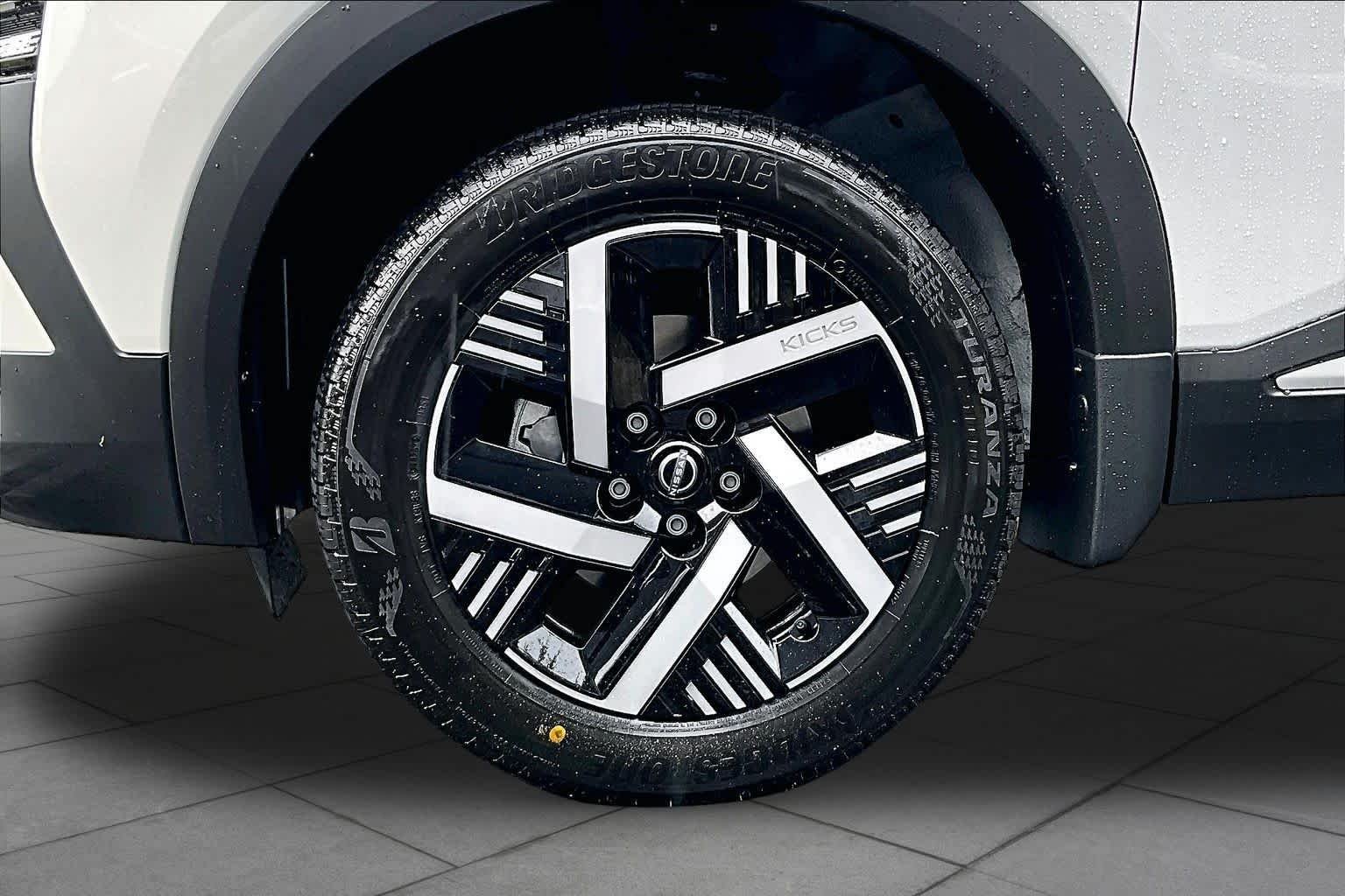 New 2026 Aspen White Tricoat/Super Black Nissan SV image 11