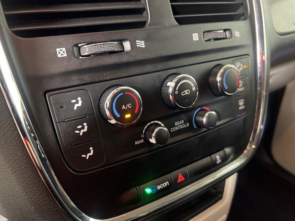 Used 2019 Indigo Blue Dodge SE image 16