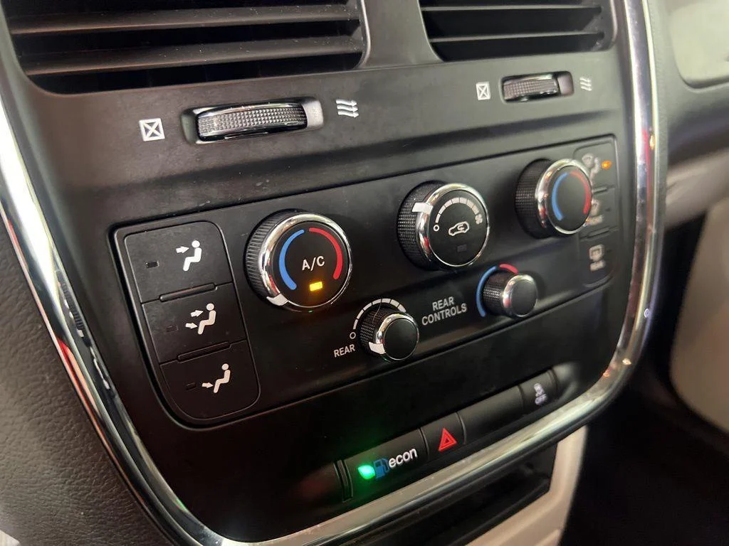 Used 2019 Indigo Blue Dodge SE image 16