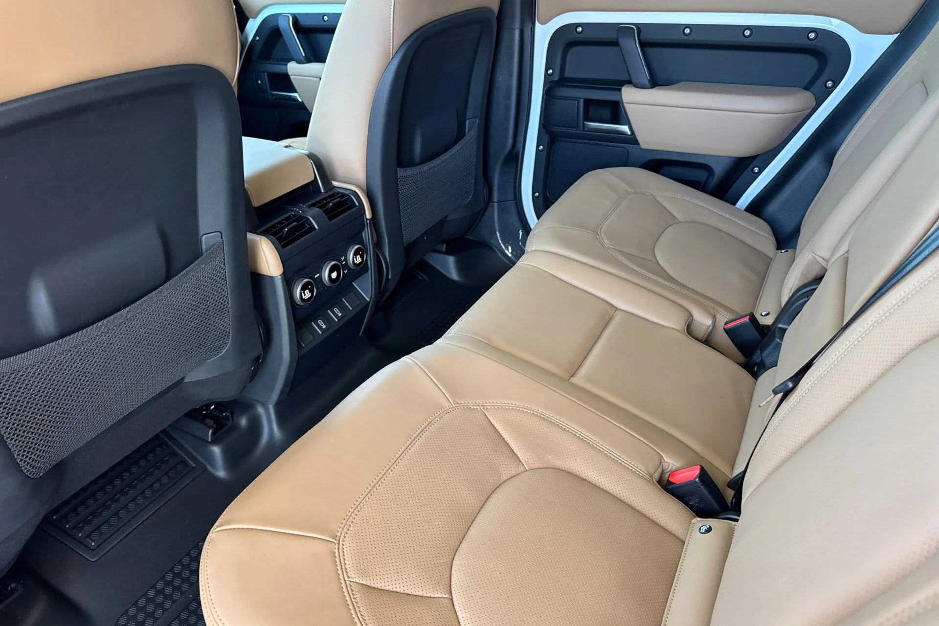 New 2026 FUJI WHITE Land Rover X-Dynamic SE image 4