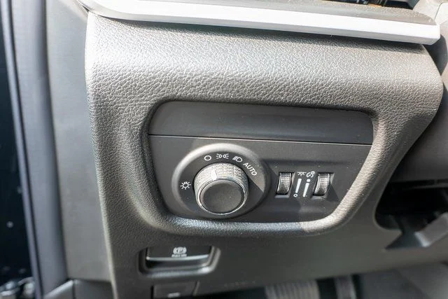 New 2026 Diamond Black Crystal Pearlcoat Jeep Laredo X image 17