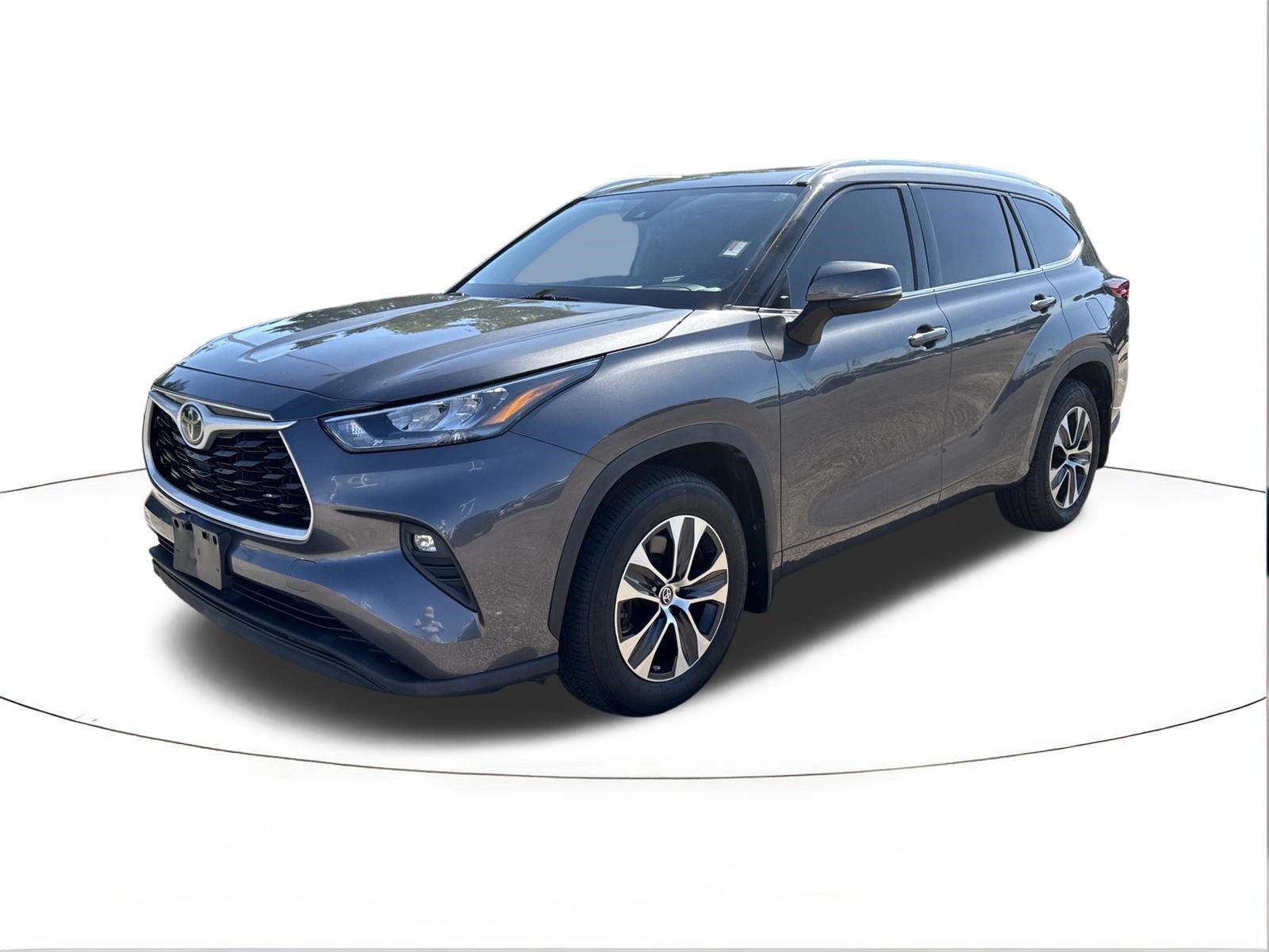 Used 2020 Magnetic Gray Metallic Toyota XLE image 7