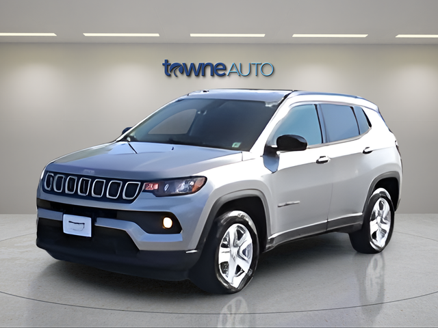 Used 2022 Silver Jeep Latitude image 3