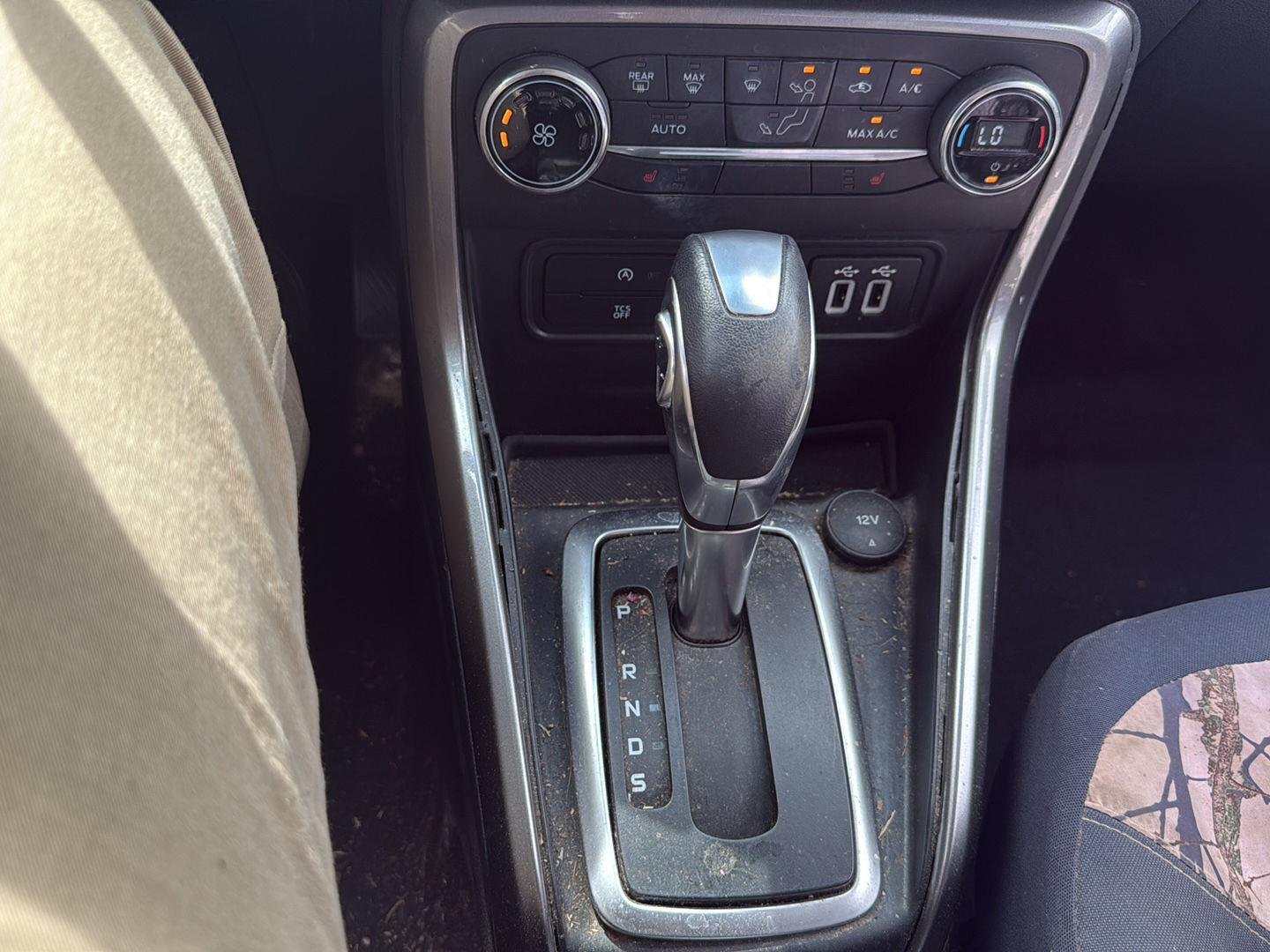 Used 2019 Diamond White Ford SE image 6