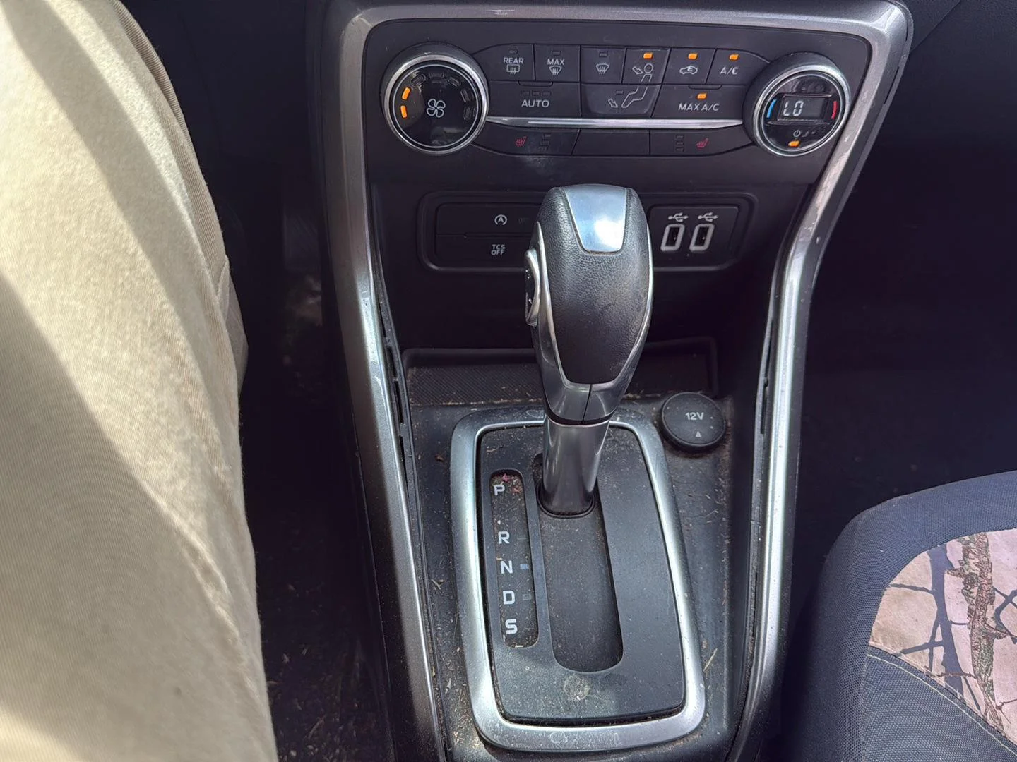 Used 2019 Diamond White Ford SE image 6