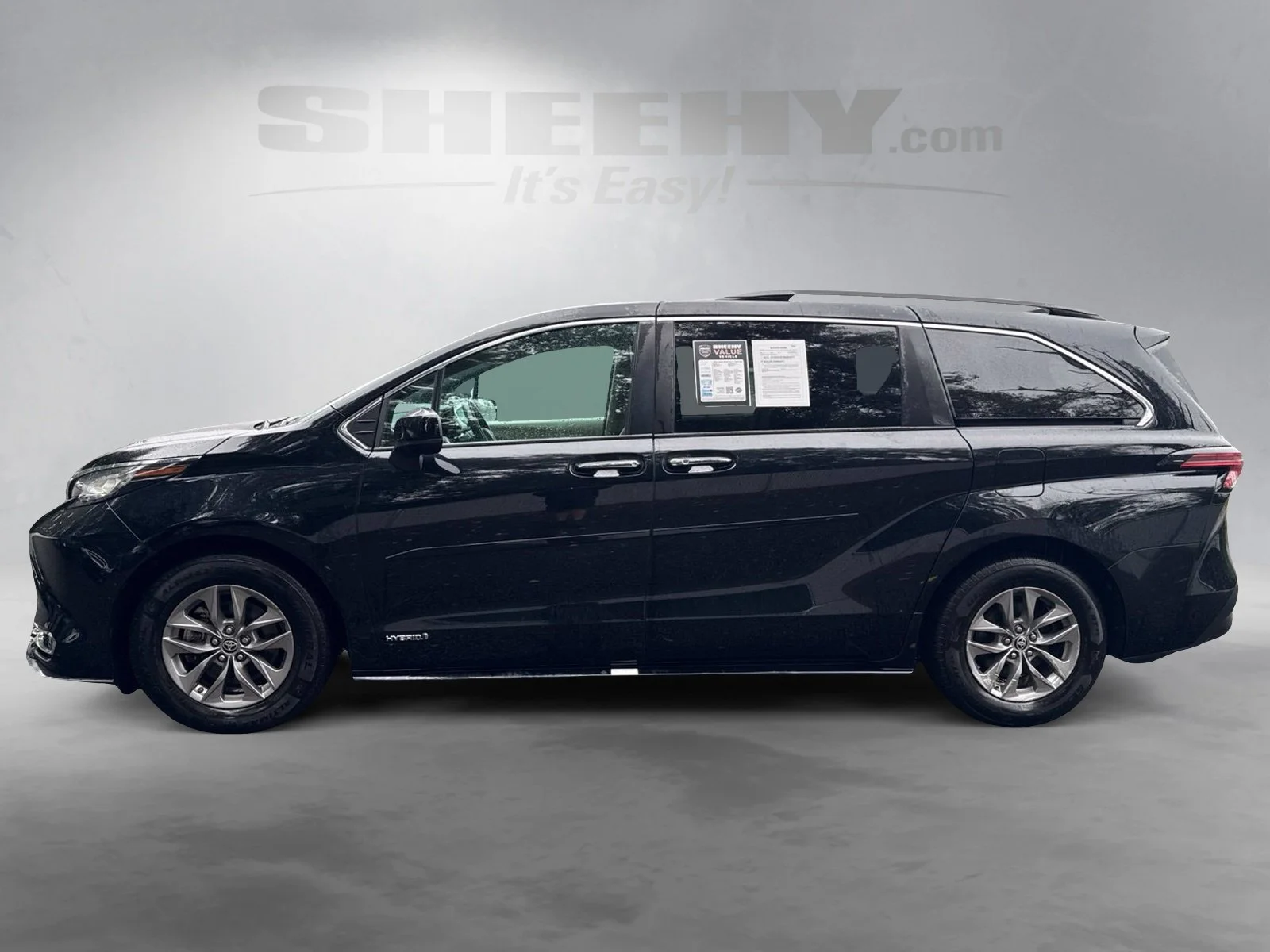 Used 2021 Midnight Black Metallic Toyota XLE image 15