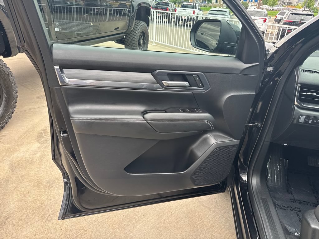Used 2026 Ebony Twilight Metallic GMC Elevation image 10