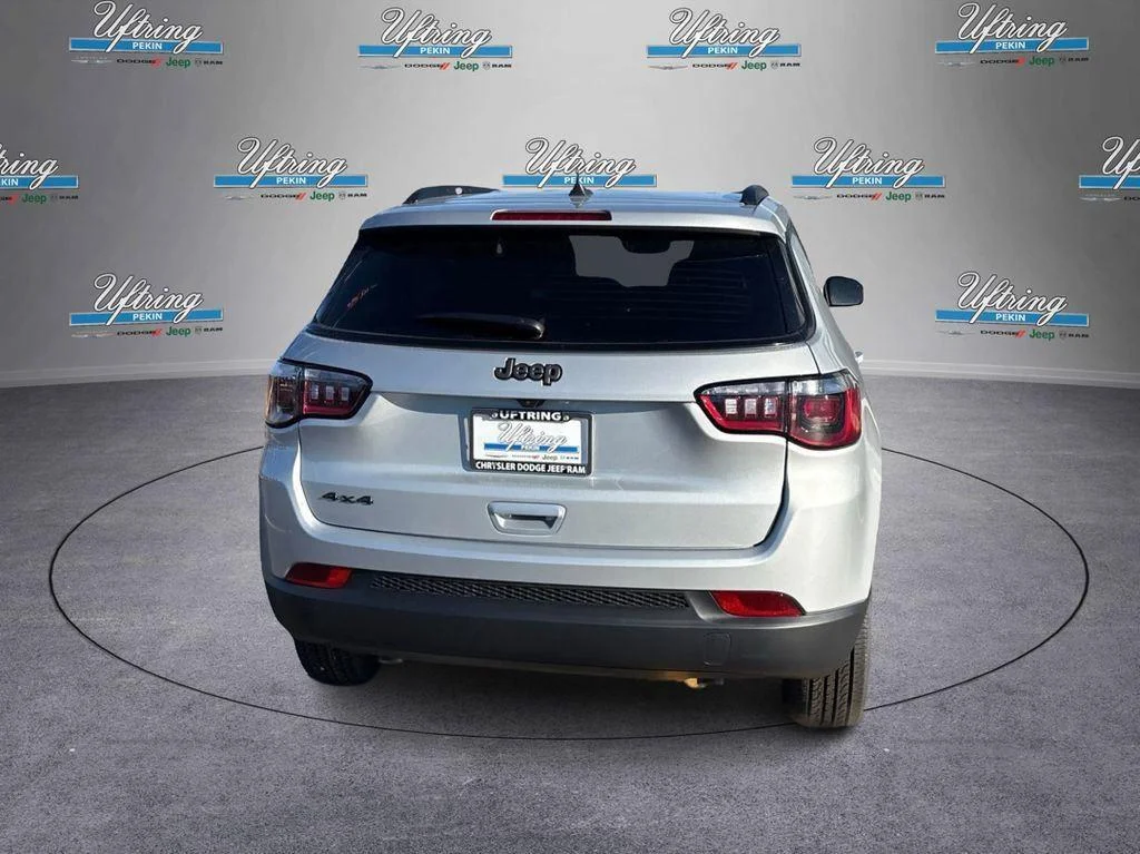 New 2026 Silver Zynith Metallic Clearcoat Jeep Latitude Altitude image 4