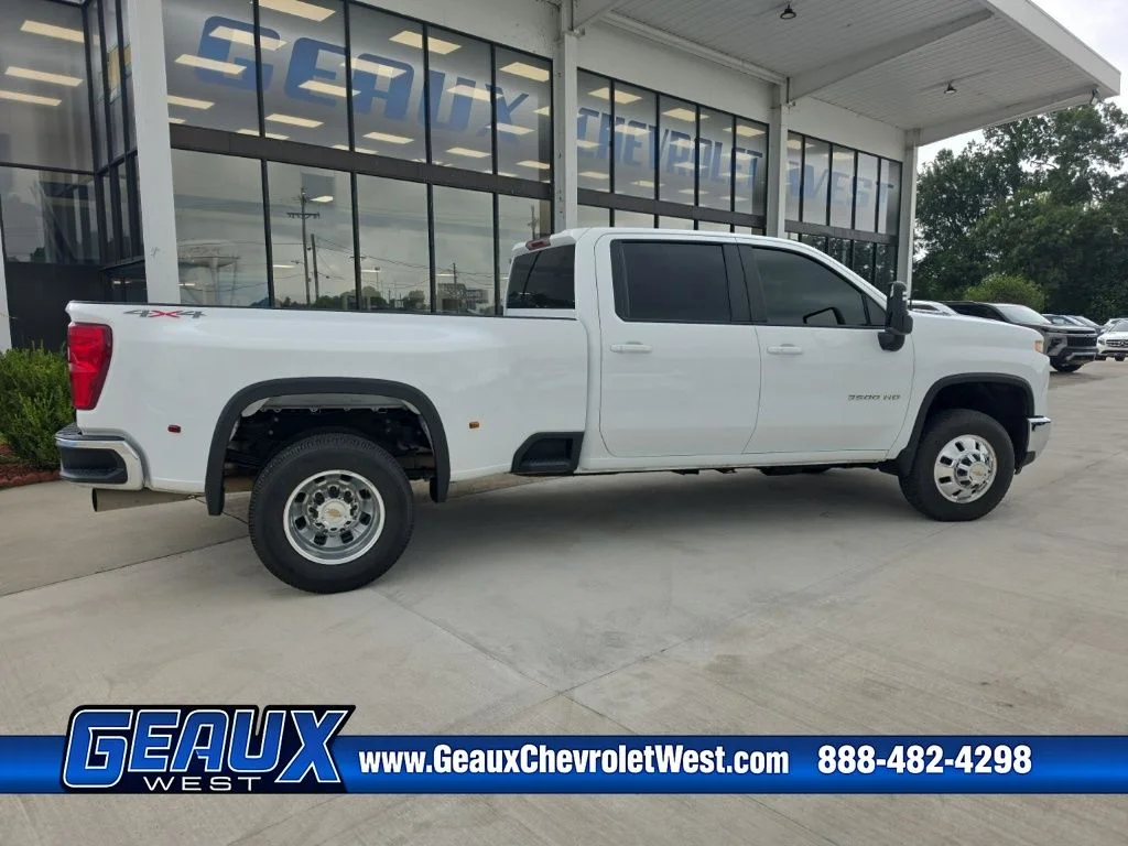 Used 2025 White Chevrolet LT image 9