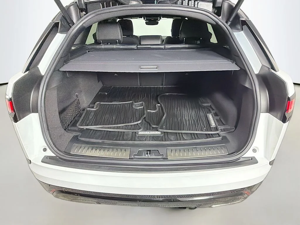 Used 2023 White Land Rover R-Dynamic S MHEV image 28