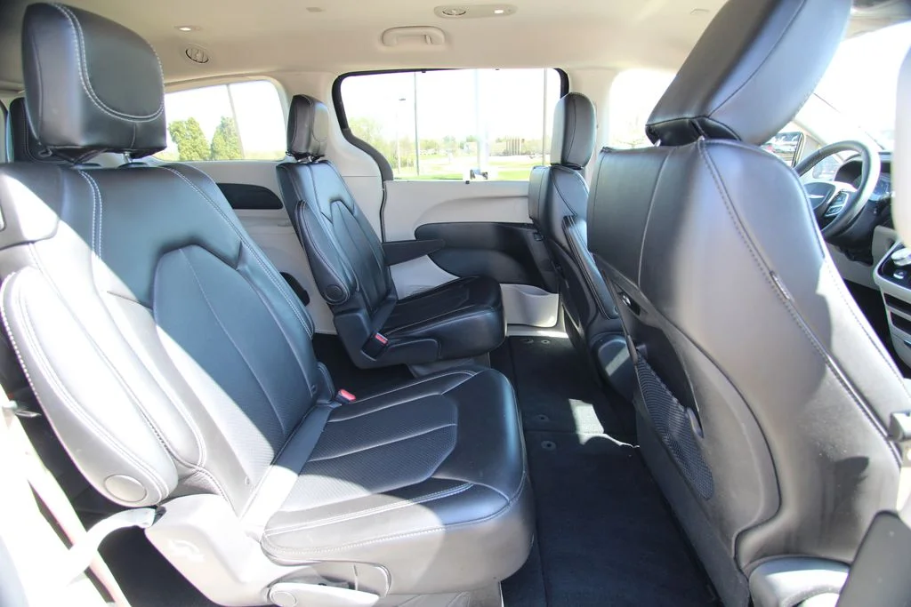 Used 2024 Black Chrysler Touring L image 9