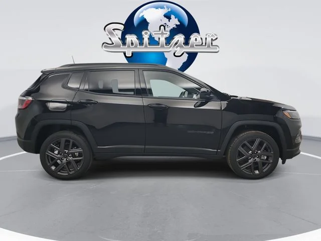 New 2026 Diamond Black Crystal Pearl-Coat Exterior Paint Jeep Limited image 10