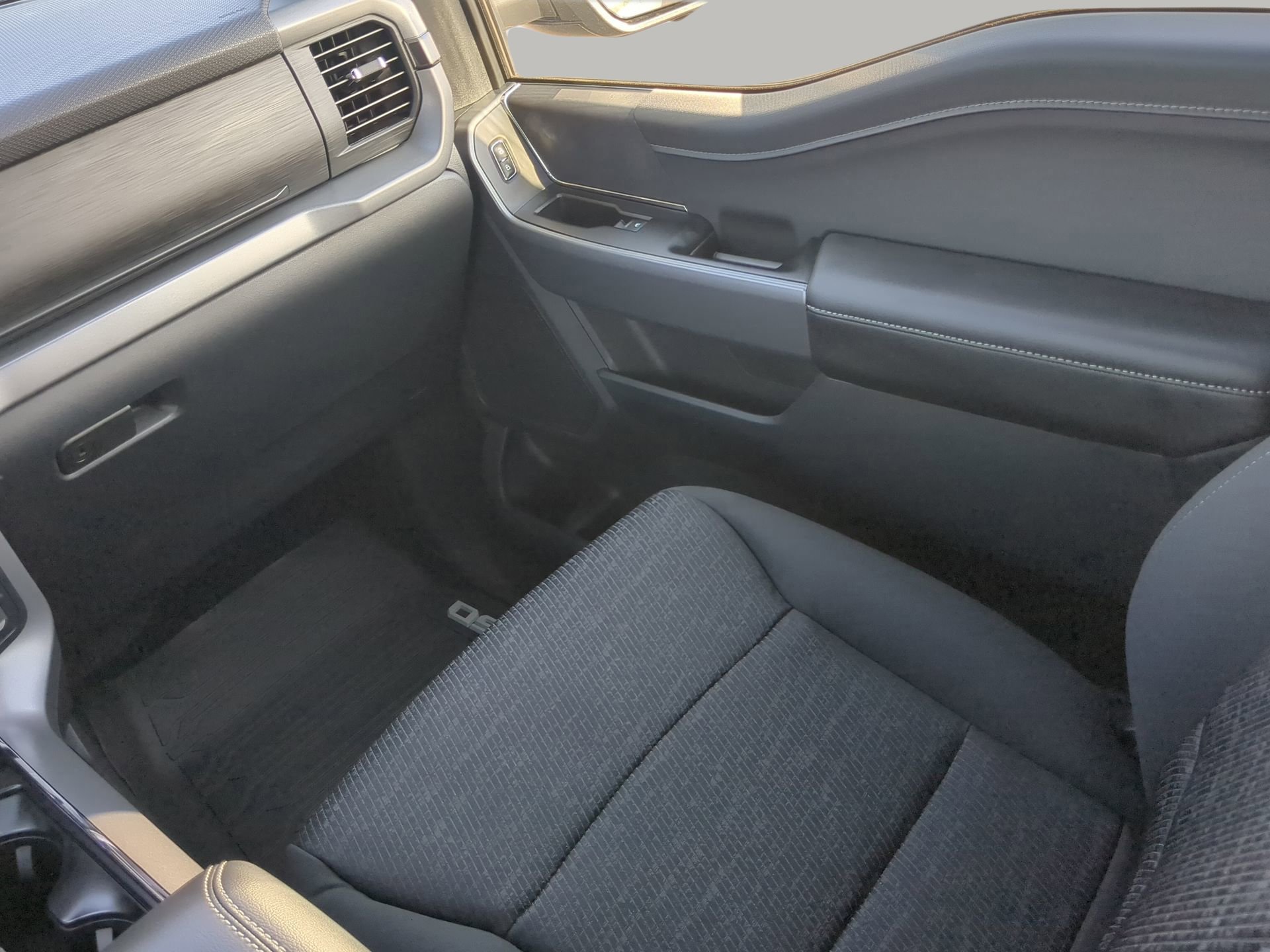 New 2026 Carbonized Gray Metallic Ford XLT image 50