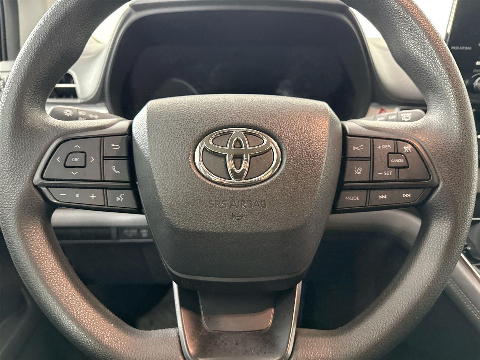 Used 2022 Midnight Black Metallic Toyota LE image 15