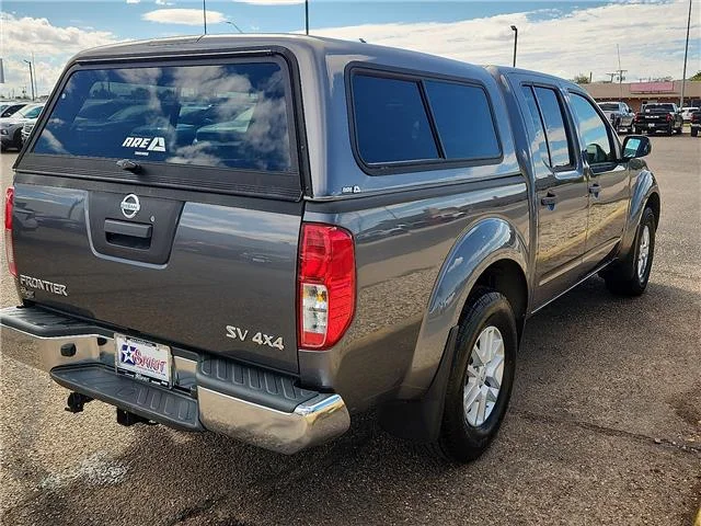 Used 2018 Gray Nissan SV 4x4 Crew Cab 6 ft. box 139.9 in. WB image 4