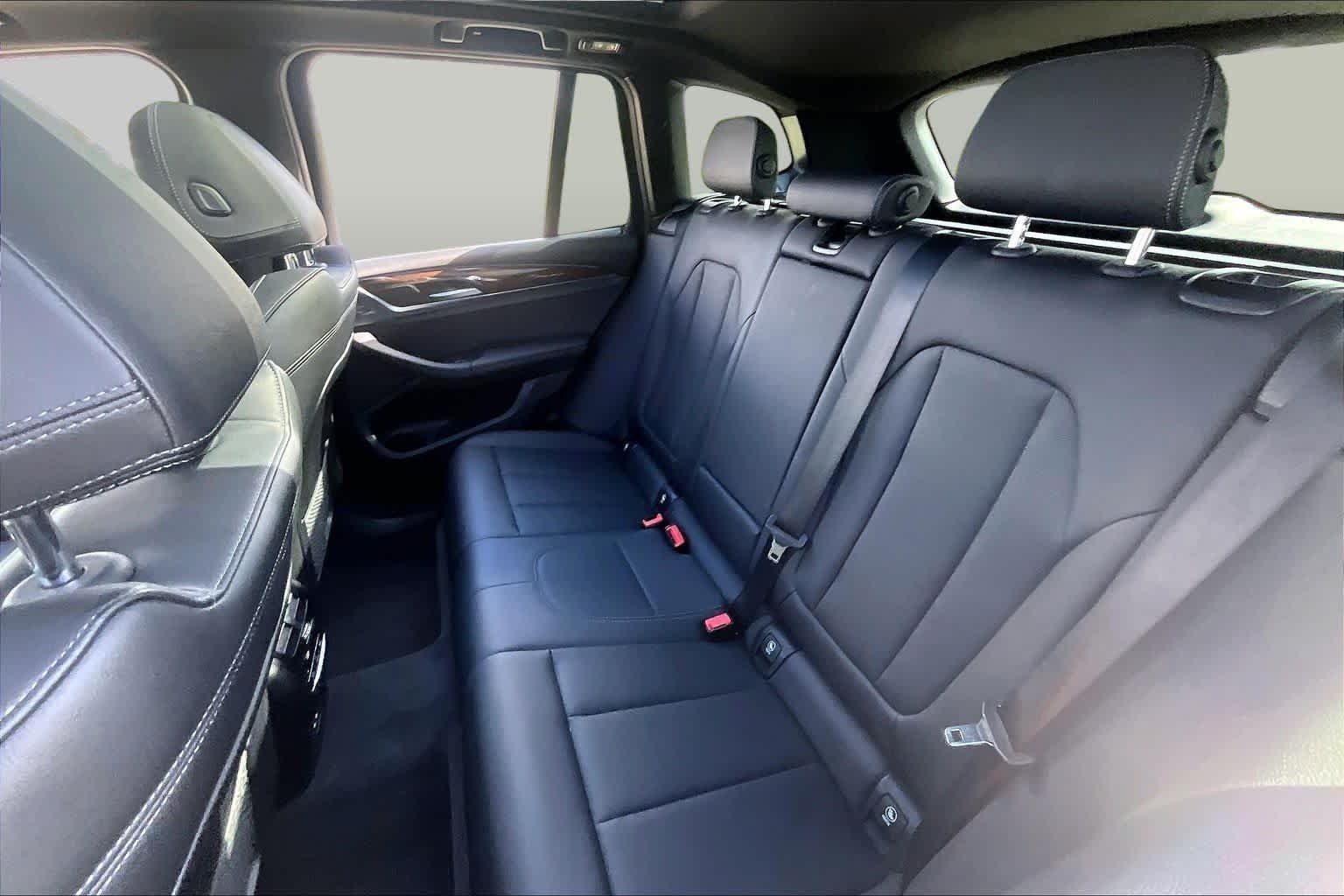 Used 2022 Black Sapphire Metallic BMW sDrive30i image 20