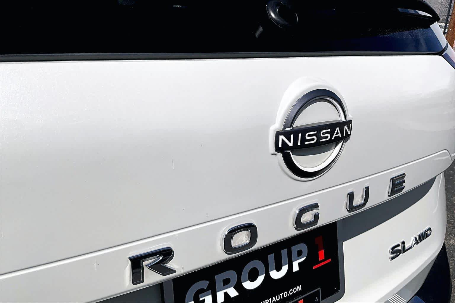 Used 2023 Pearl White Tricoat/Super Black Nissan SL image 28