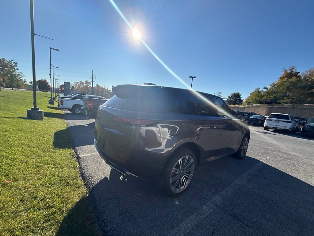 Certified Used 2025  Land Rover Dynamic SE image 9