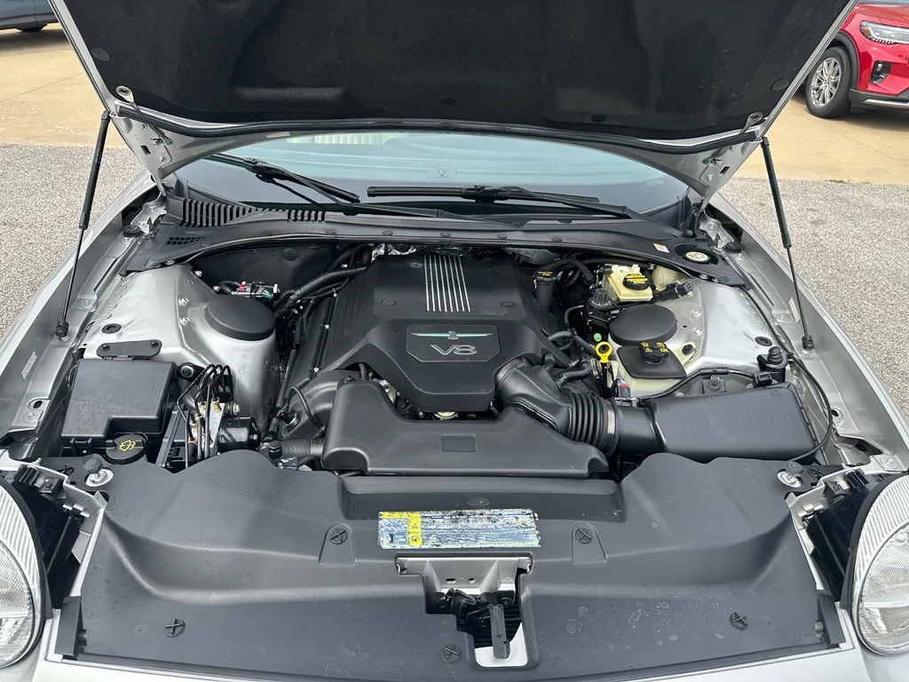 Used 2004 Silver Top Ford Deluxe image 25
