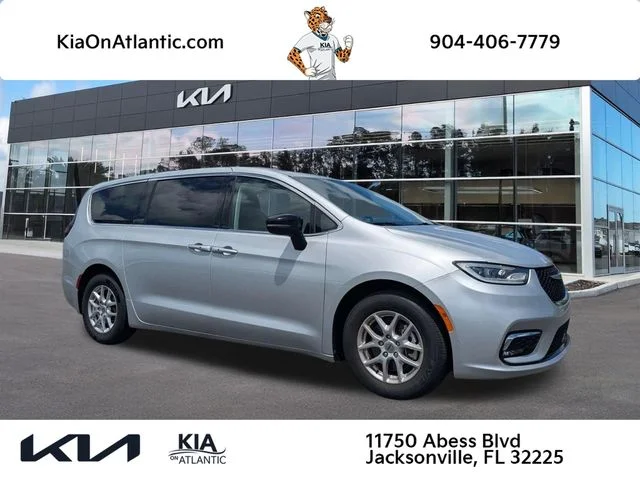 2024 Chrysler Pacifica Touring L's photo