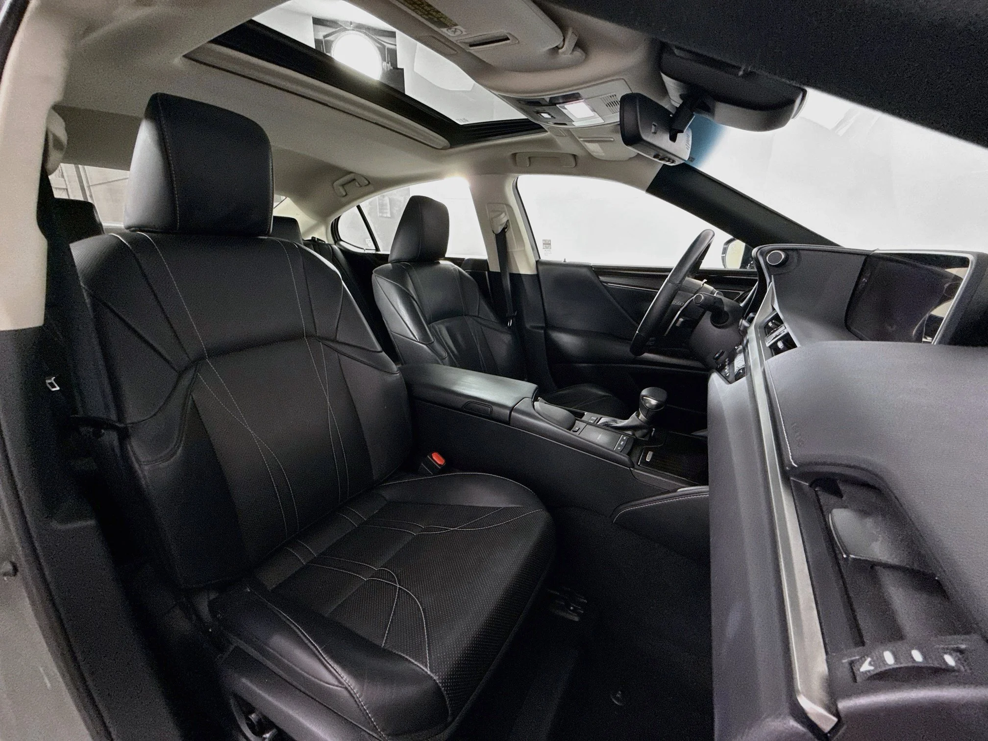 Used 2019 Silver Lexus 300h Luxury image 28