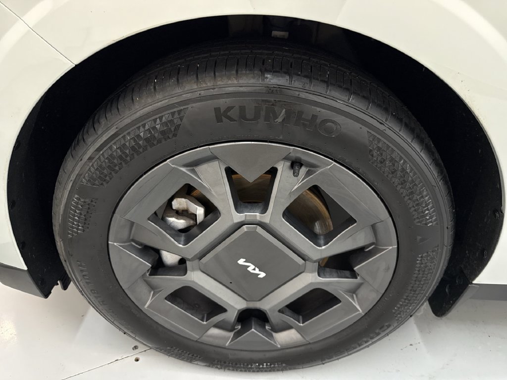 Used 2025 Ivory Kia SX image 34