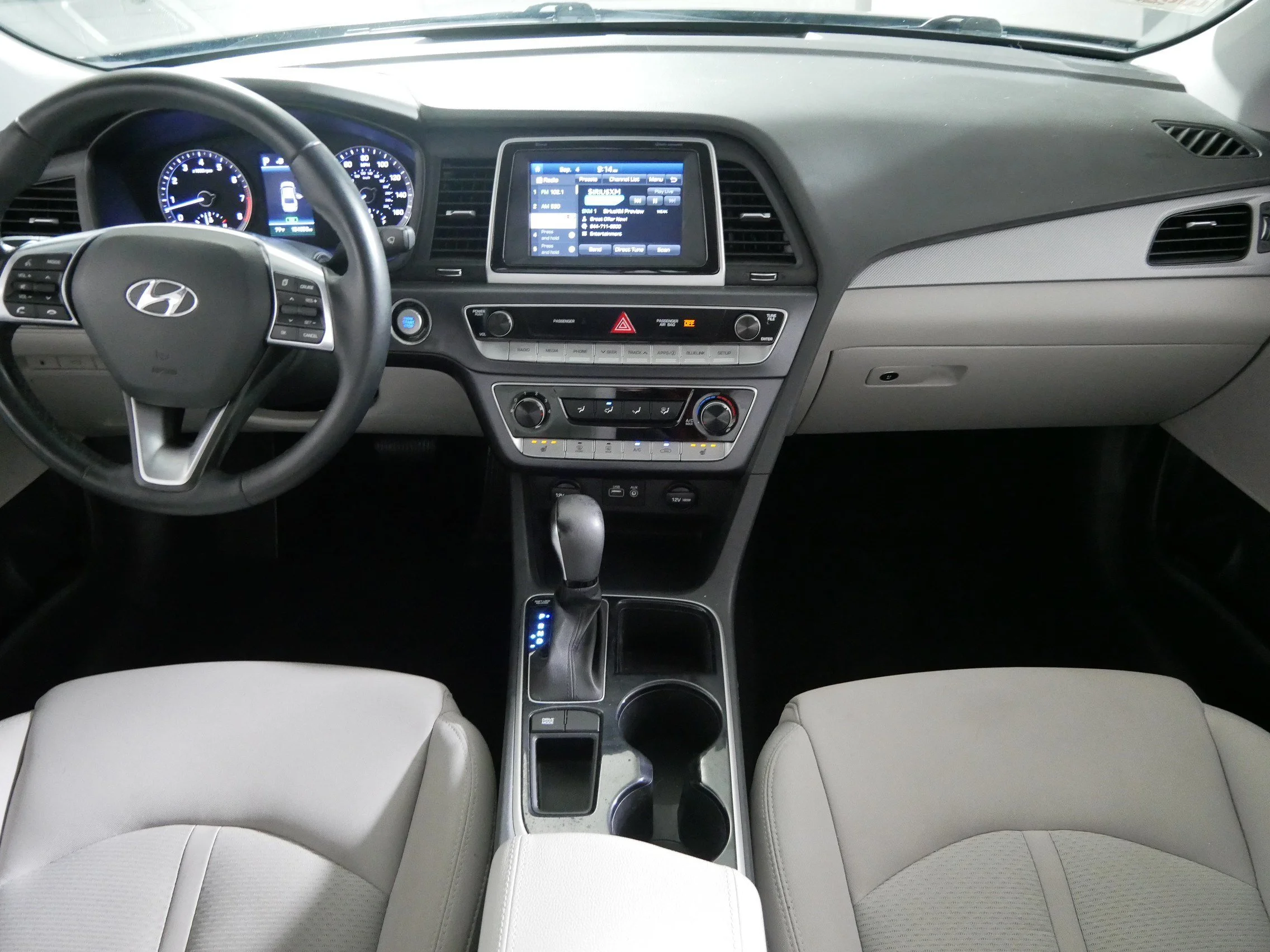 Used 2018 Phantom Black Hyundai SEL image 10
