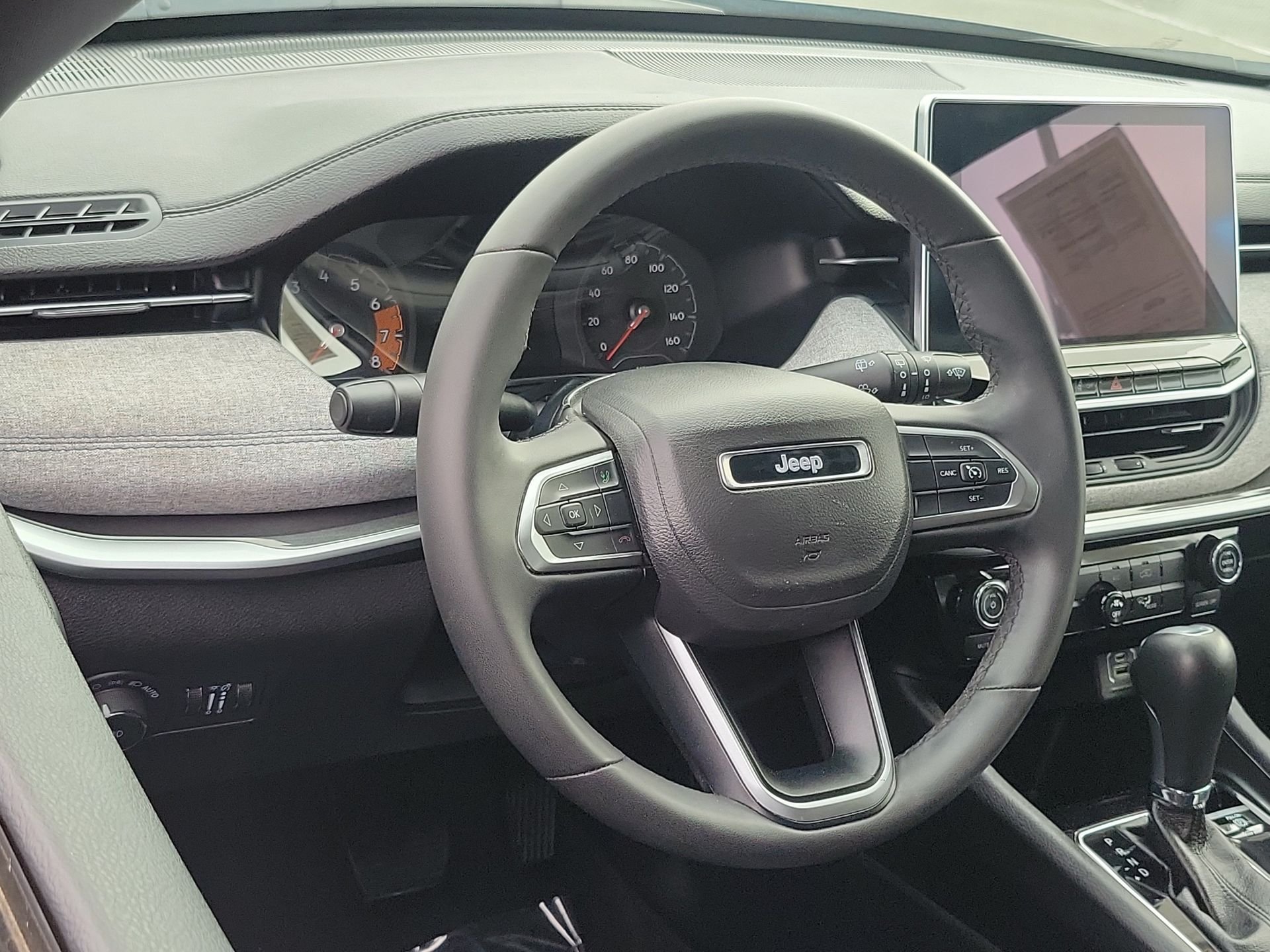 Certified Used 2024  Jeep Latitude image 8