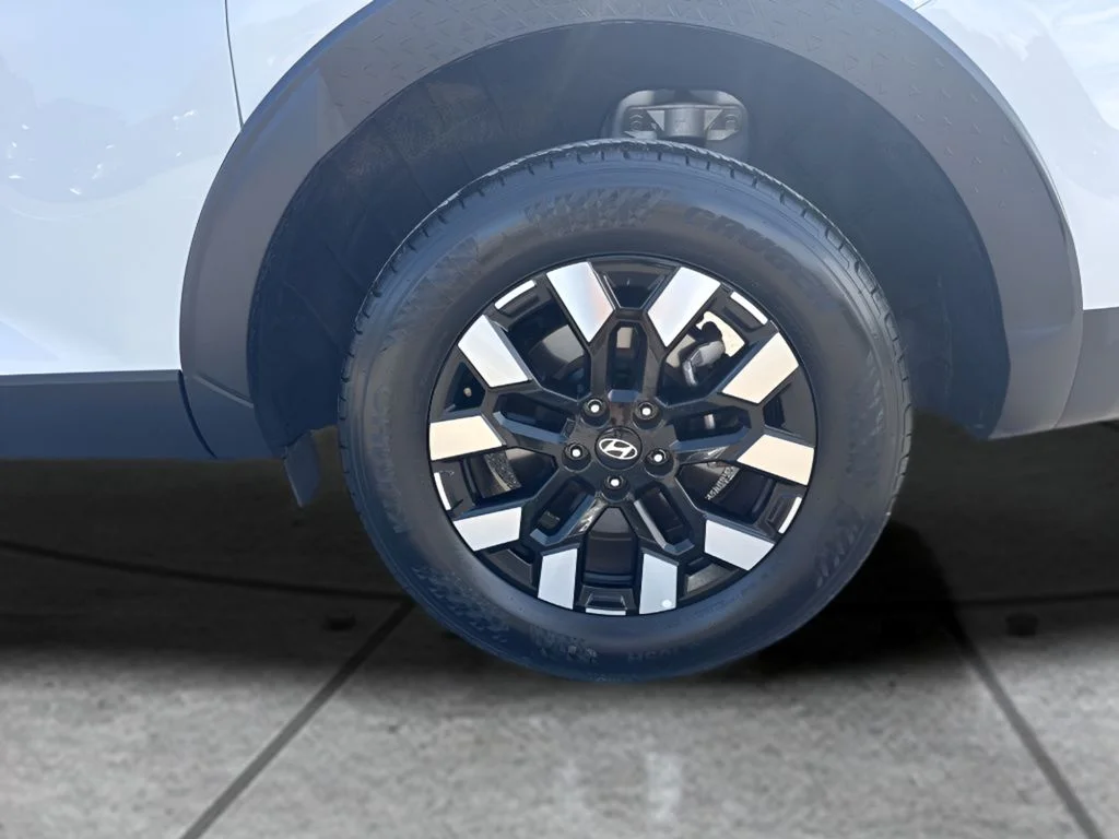 Used 2025 White Hyundai SEL image 31