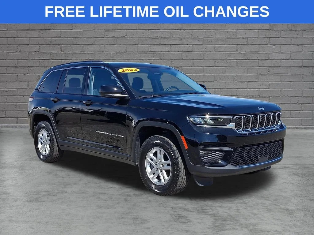 Used 2023 Diamond Black Crystal Pearlcoat Jeep Laredo image 1