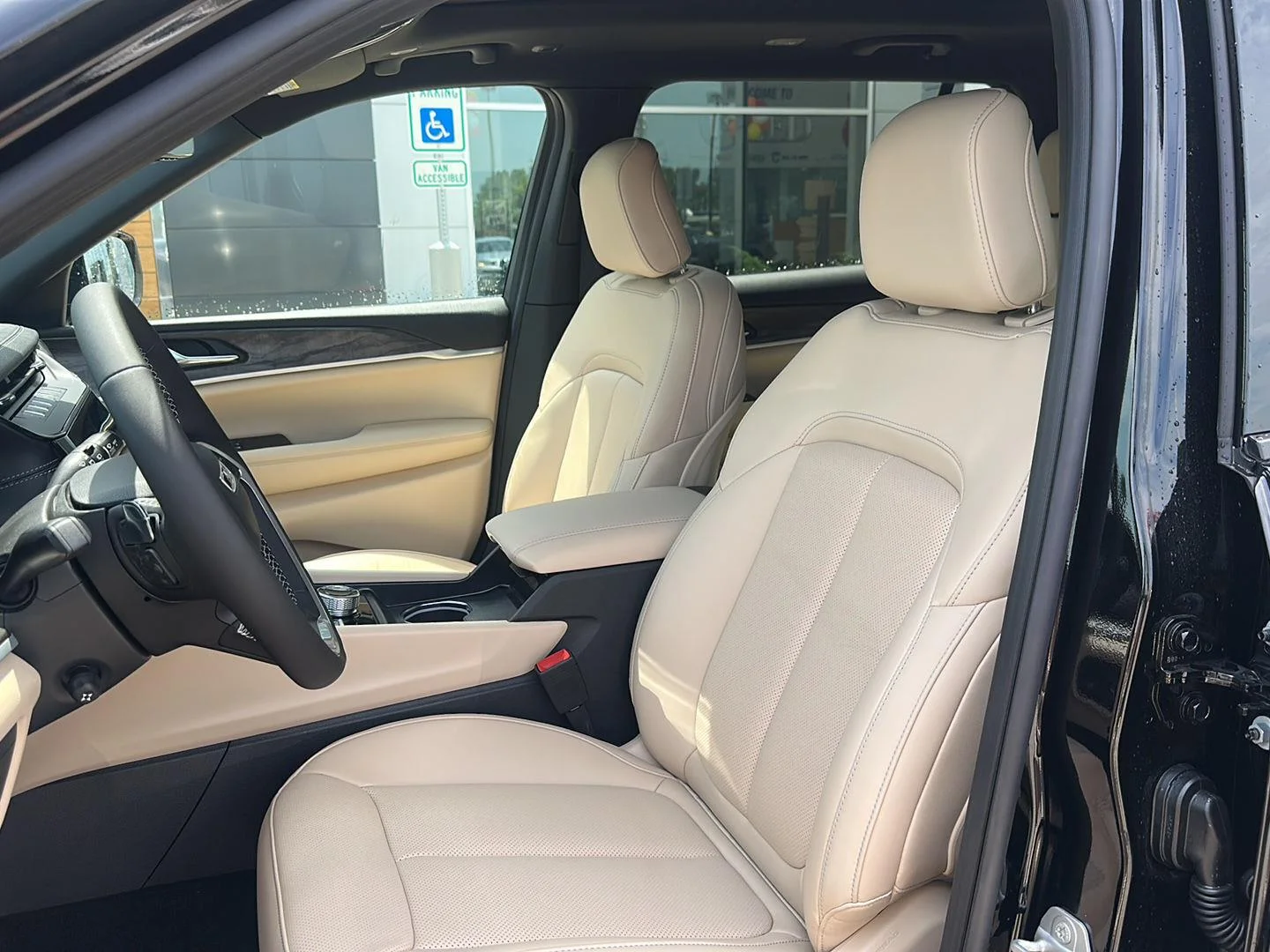 New 2026 Diamond Black Crystal Pearlcoat Jeep Limited image 11