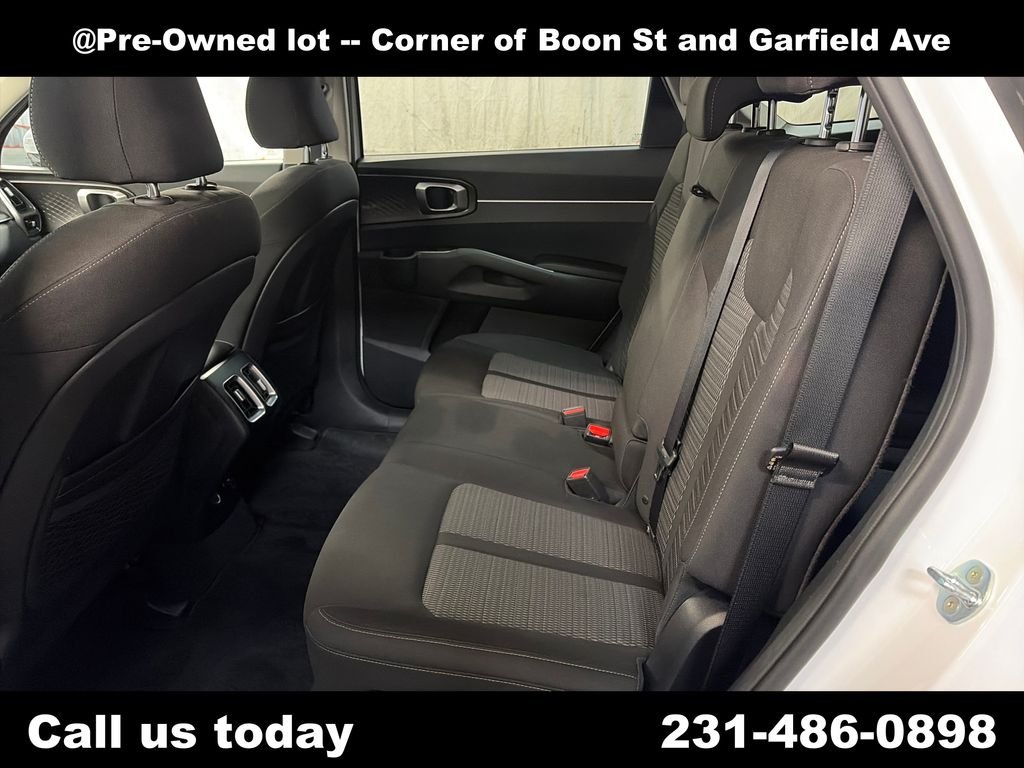 Used 2022 White Kia LX image 21
