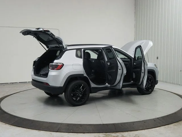 New 2026 Silver Zynith Metallic Clearcoat Jeep Latitude image 16