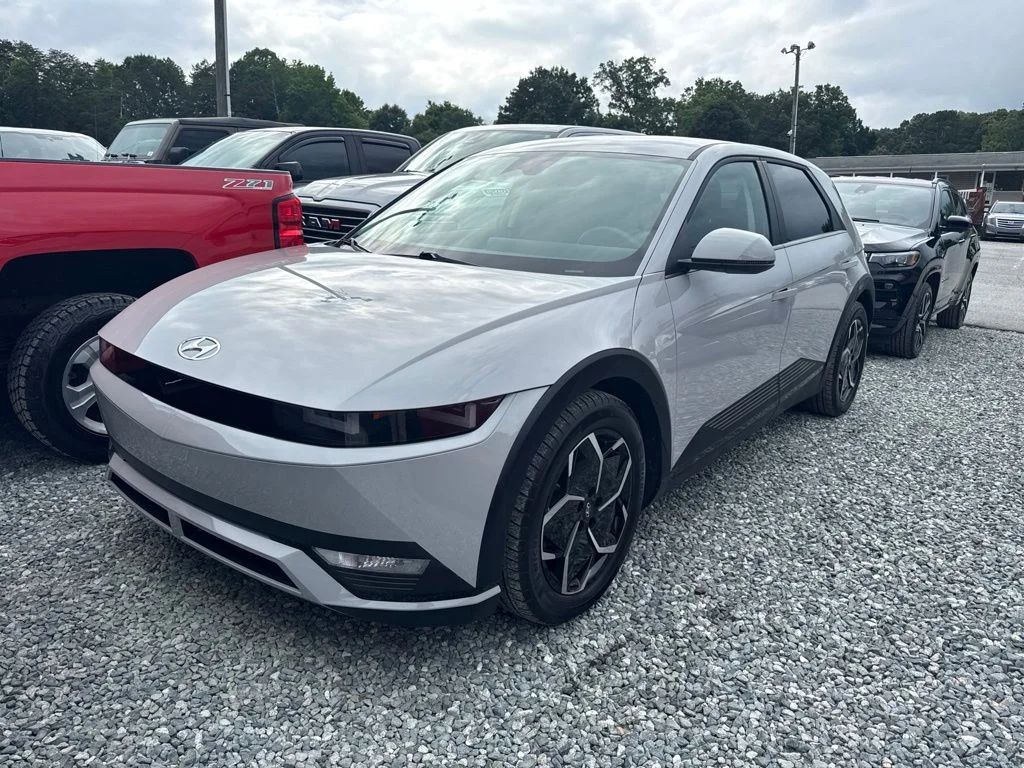 Used 2024 Gray Hyundai SE image 1