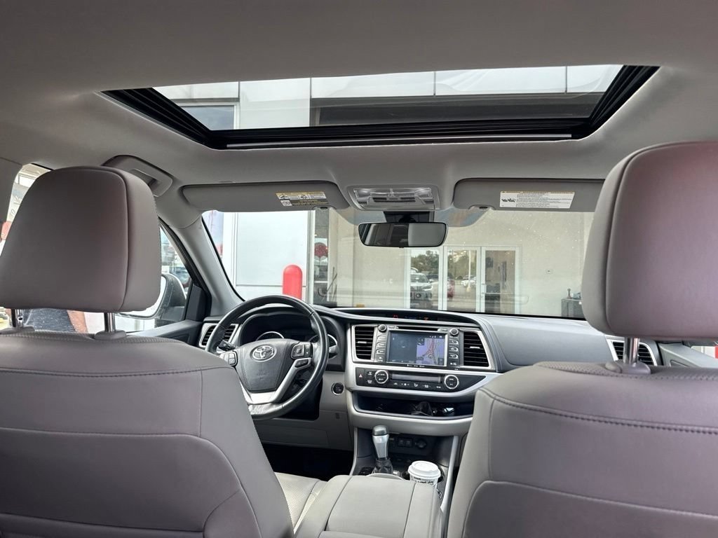 Used 2018 Blizzard Pearl Toyota Limited image 21